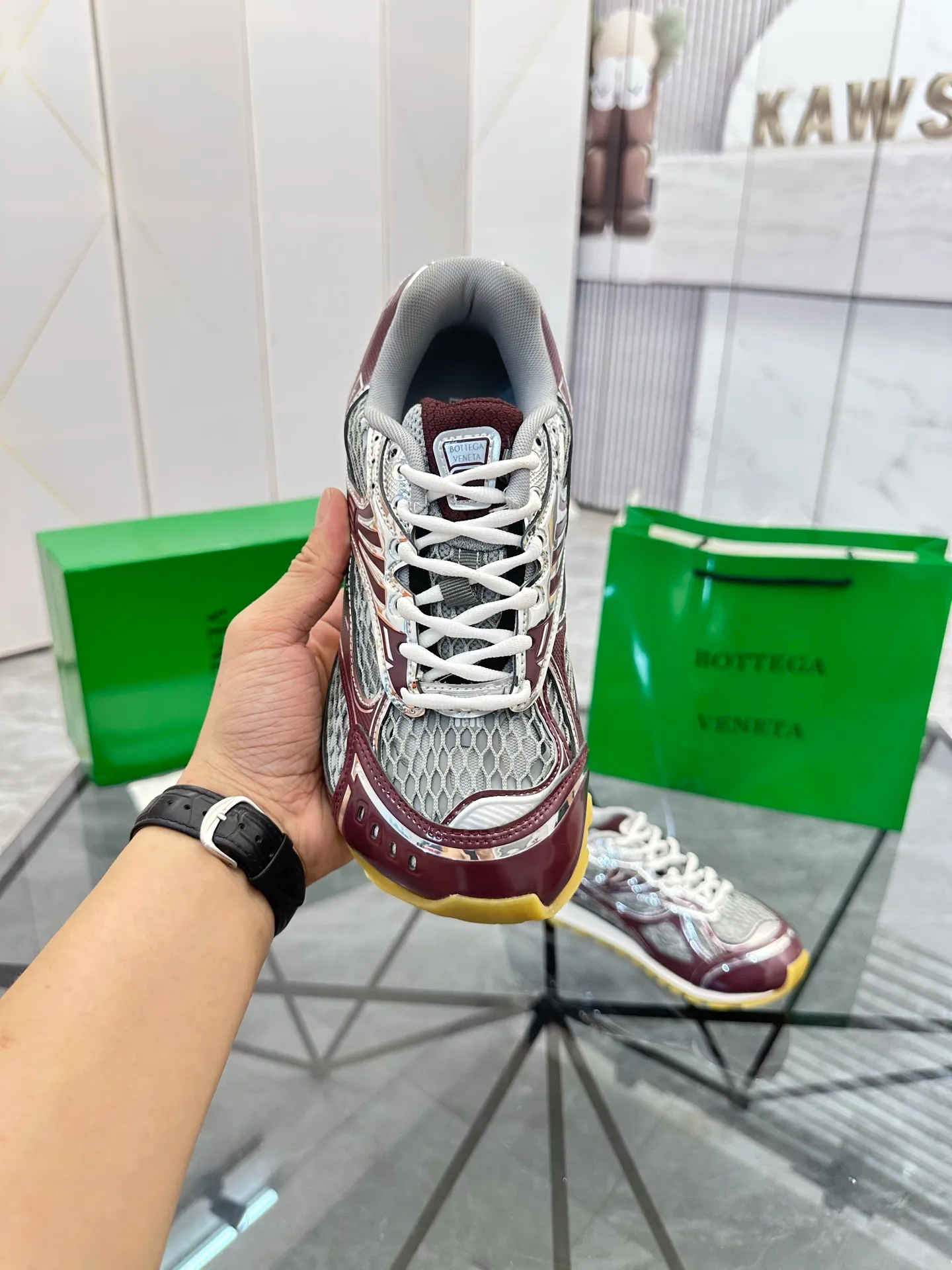 Factory men's shoes 💰: 620💰 (top version) BV Orbit sneakers Wang Yibo's same style couple's dad shoes Runner sneakers, made of lightweight technical mesh fabric. Matched with geometric pattern designed rubber outsole Wang Zha series high version Look for the package craftsmanship The actual height is much higher, but the legs are still slim. Very nice and playable and durable Matching to the standard 💯 Package shoe technology Look for the high version The outsole is made of color-blocked TPU outsole Women's model 35 36 37 38 39 40 41 (40 41 customized) Men's model 38 39 40 41 42 43 44 45. (Customized size 38 45.46) No. H345